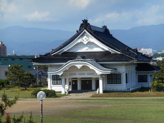函館市慰霊堂は女装子、男の娘、ニューハーフと出会いがあるスポット